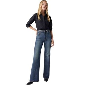 NWT Levi’s ribcage 70’s inspired bell jeans. Waist 26 inseam 34